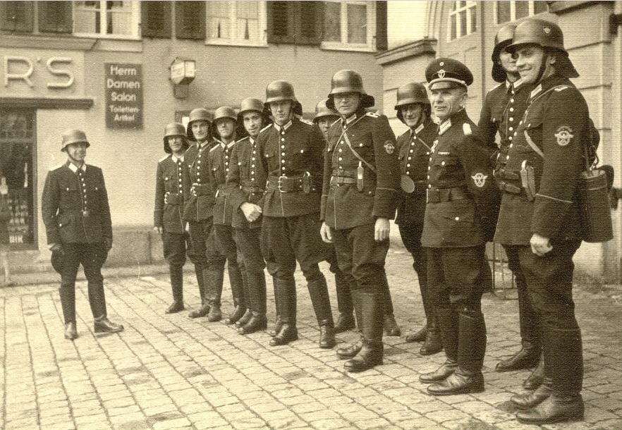 Die FFI als Feuerschutzpolizei in neuen Uniformen 1940