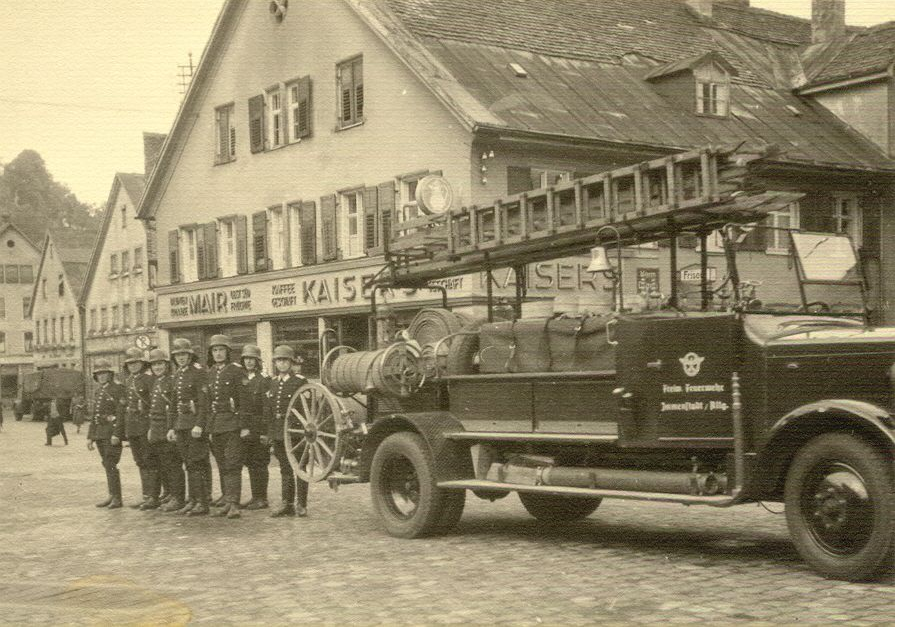 Die Feuerschutzpolizei der Feuerwehr Immenstadt mit Löschfahrzeug zum Appell angetreten auf dem Marienplatz