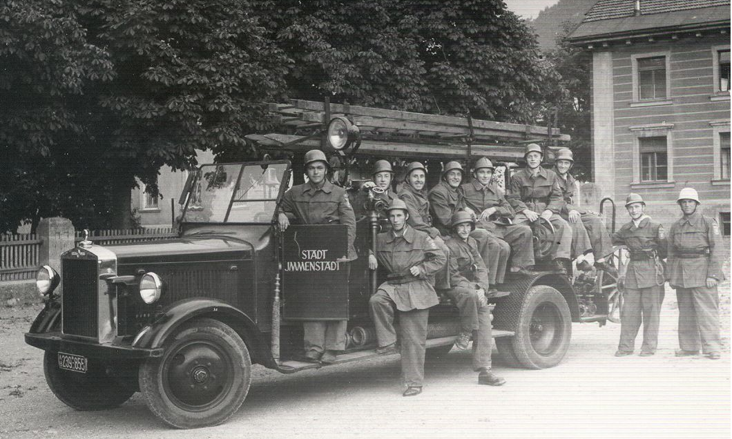 Erstes mit Motor angetriebenes Feuerwehr Fahrzeug in Immenstadt. Baujahr 1930